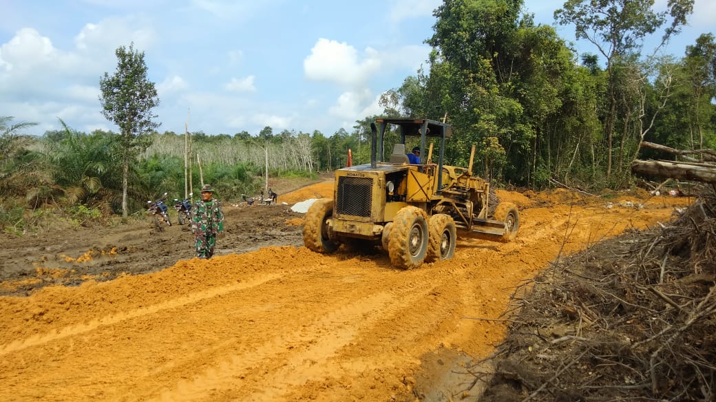 Satgas TMMD Ke 116 Menimbun Tanah Puru Dengan Menggunakan Escavator