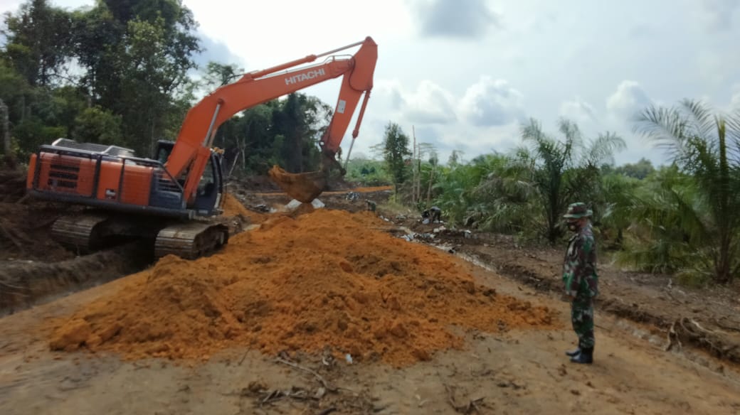 Satgas TMMD Ke 116 Menimbun Tanah Puru Dengan Menggunakan Escavator