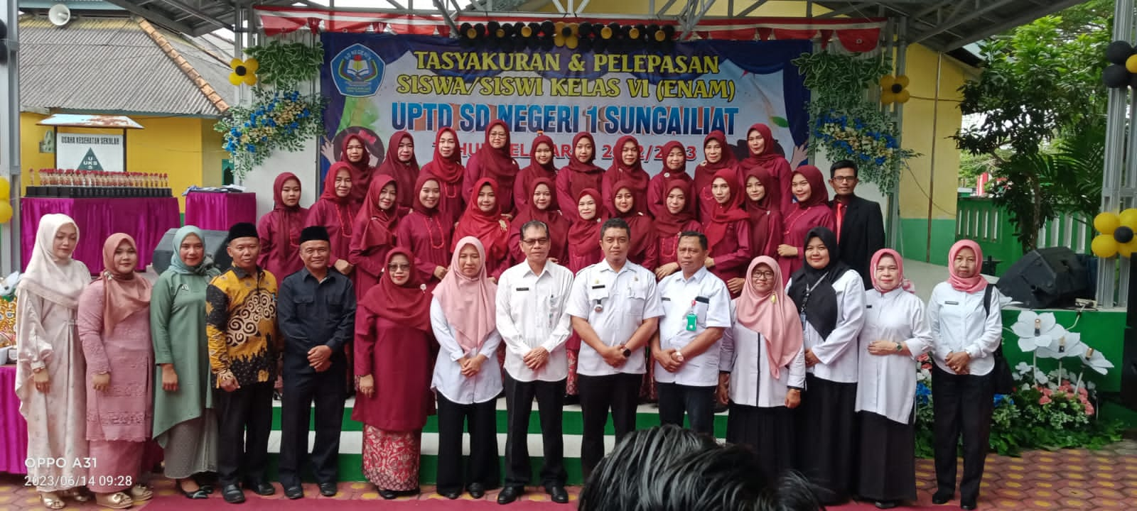 Viral! SDN 1 Sungailiat Adakan Tasyakuran Siswa Kelas 6 Secara Meriah