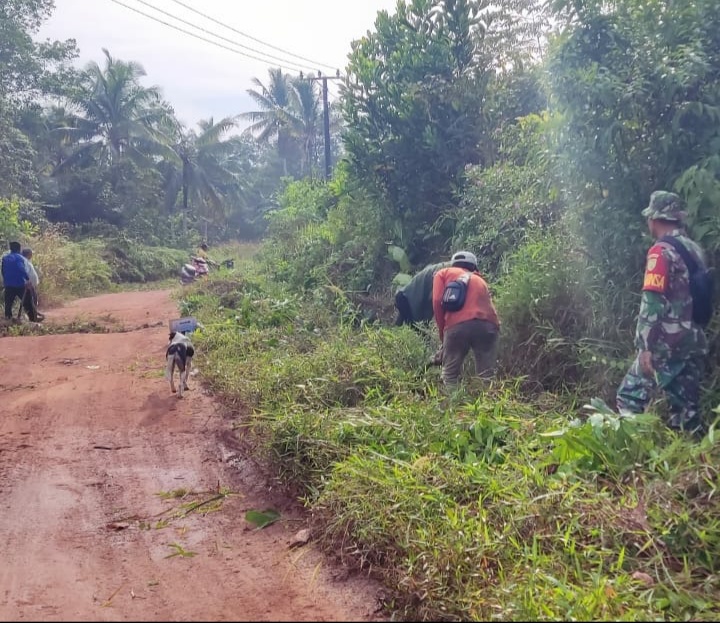 Babinsa Lakukan Gotong Royong Bersama Warga