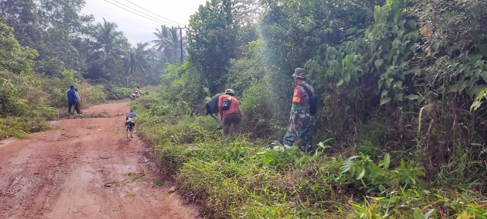 Babinsa Lakukan Gotong Royong Bersama Warga