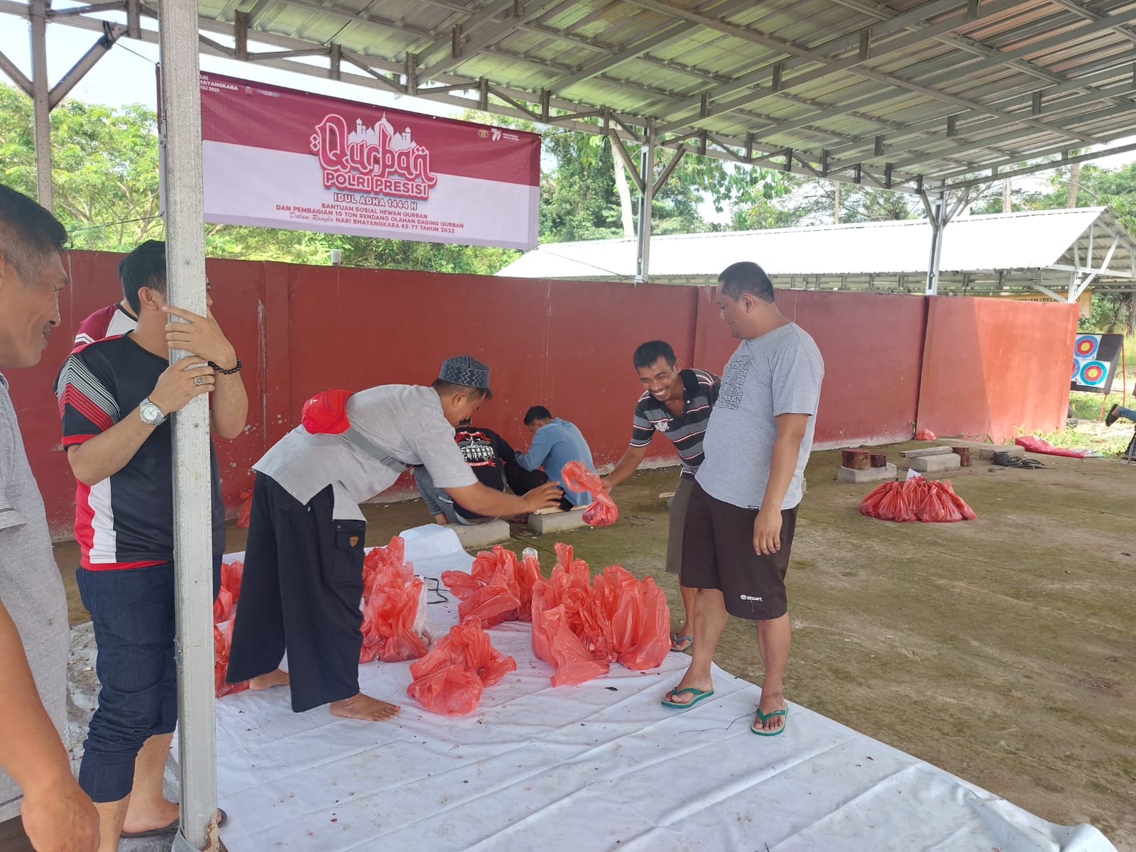 Bangun Semangat Gotong Royong Polres Bangka Tengah Sembelih 6 Ekor Sapi