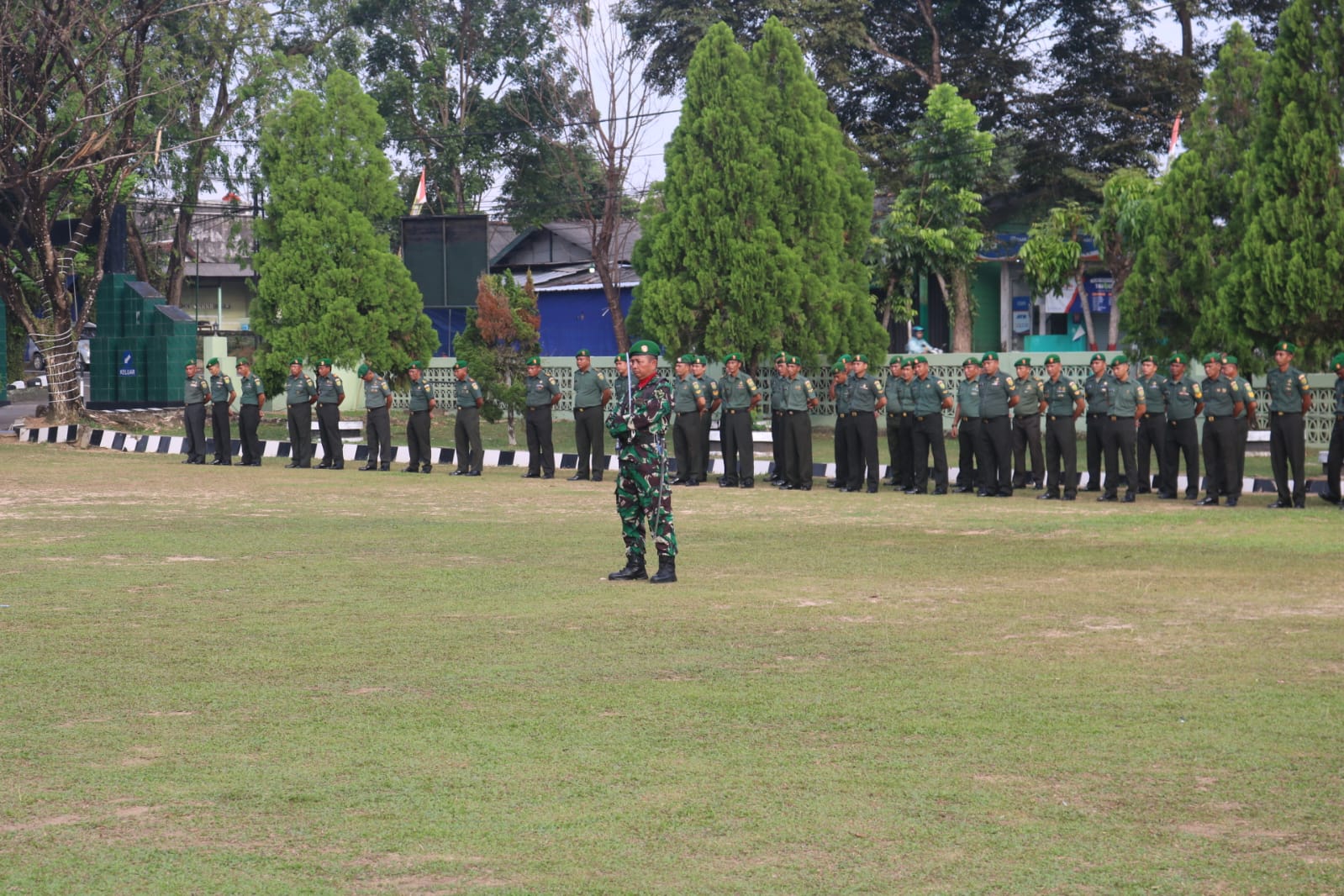 Dengan Penuh Khidmat Anggota Kodim 0413/Bangka Mendengarkan Atensi Pangdam II/Sriwijaya Pada Upacara Bendera 17 San di Makodim Bangka