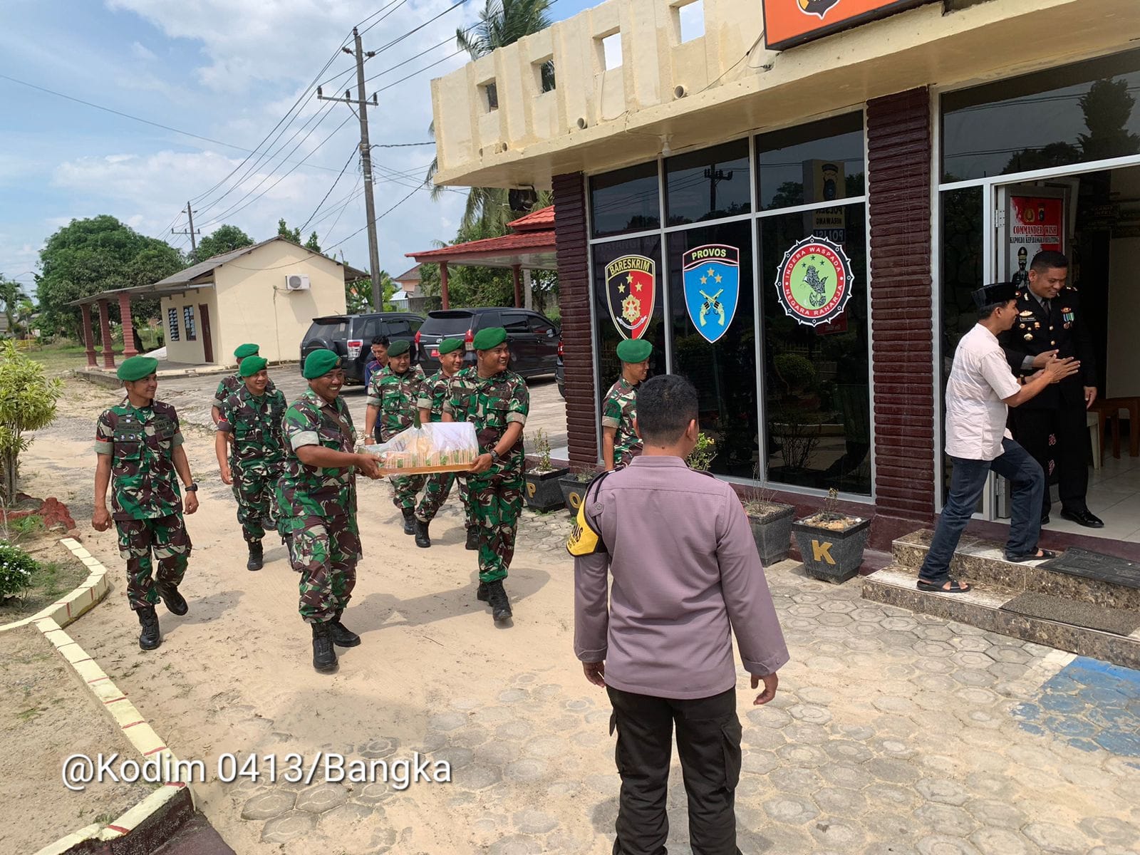 Dandim dan Prajurit Kodim 0413/Bangka Lancarkan Serbuan Serentak Surprise Papan Bunga Ucapan dan Tempeng/Kue ke Satjar Polri di Wilayah Kodim 0413/Bangka