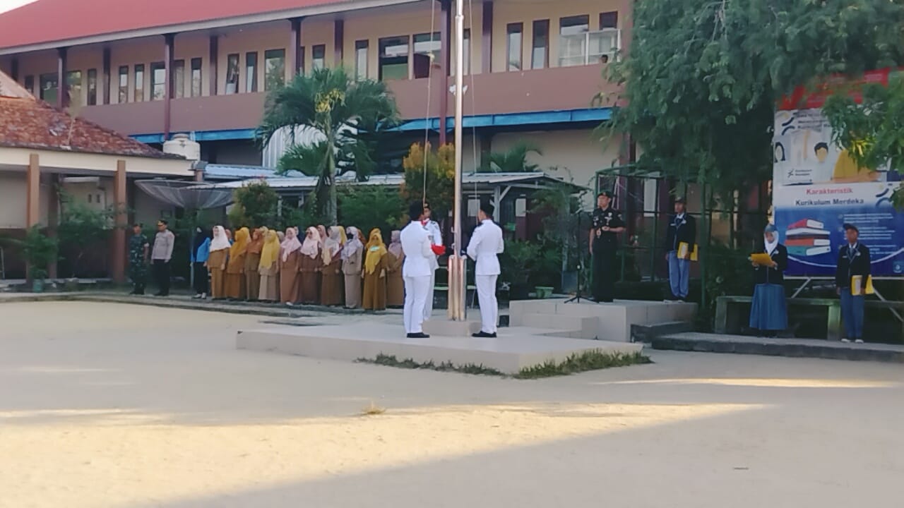 Dandim 0431/Babar Jadi Inspektur Upacara dan Berikan Materi Wawasan Kebangsaan di SMA N 1 Mentok