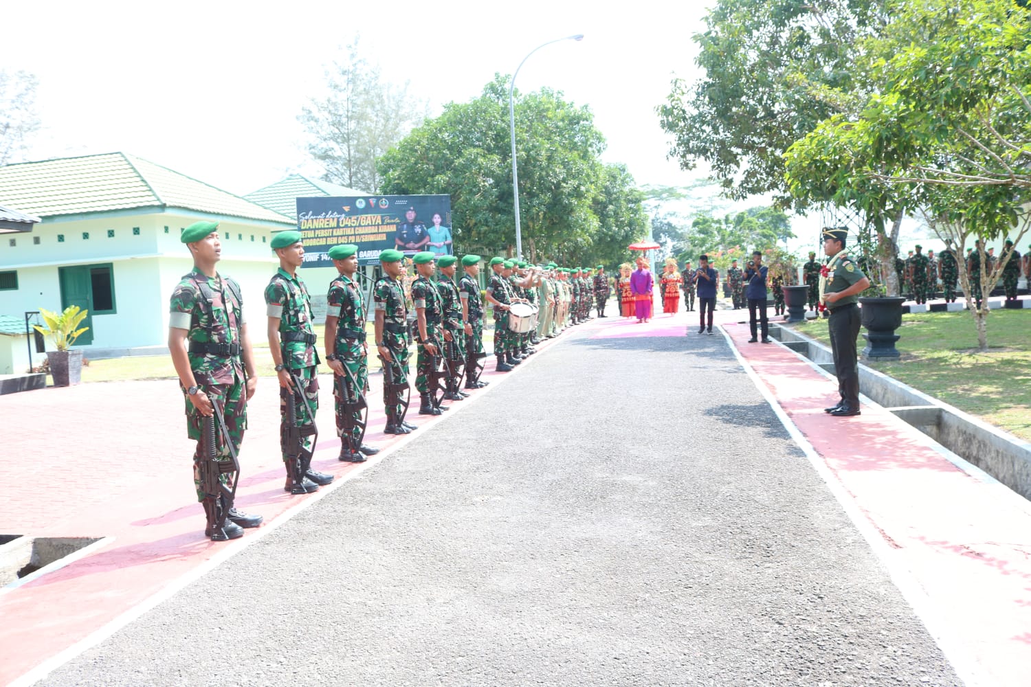 Danrem 045/Gaya Kunjungi Yonif 147/KGJ, Serahkan Seperangkat Alat Band