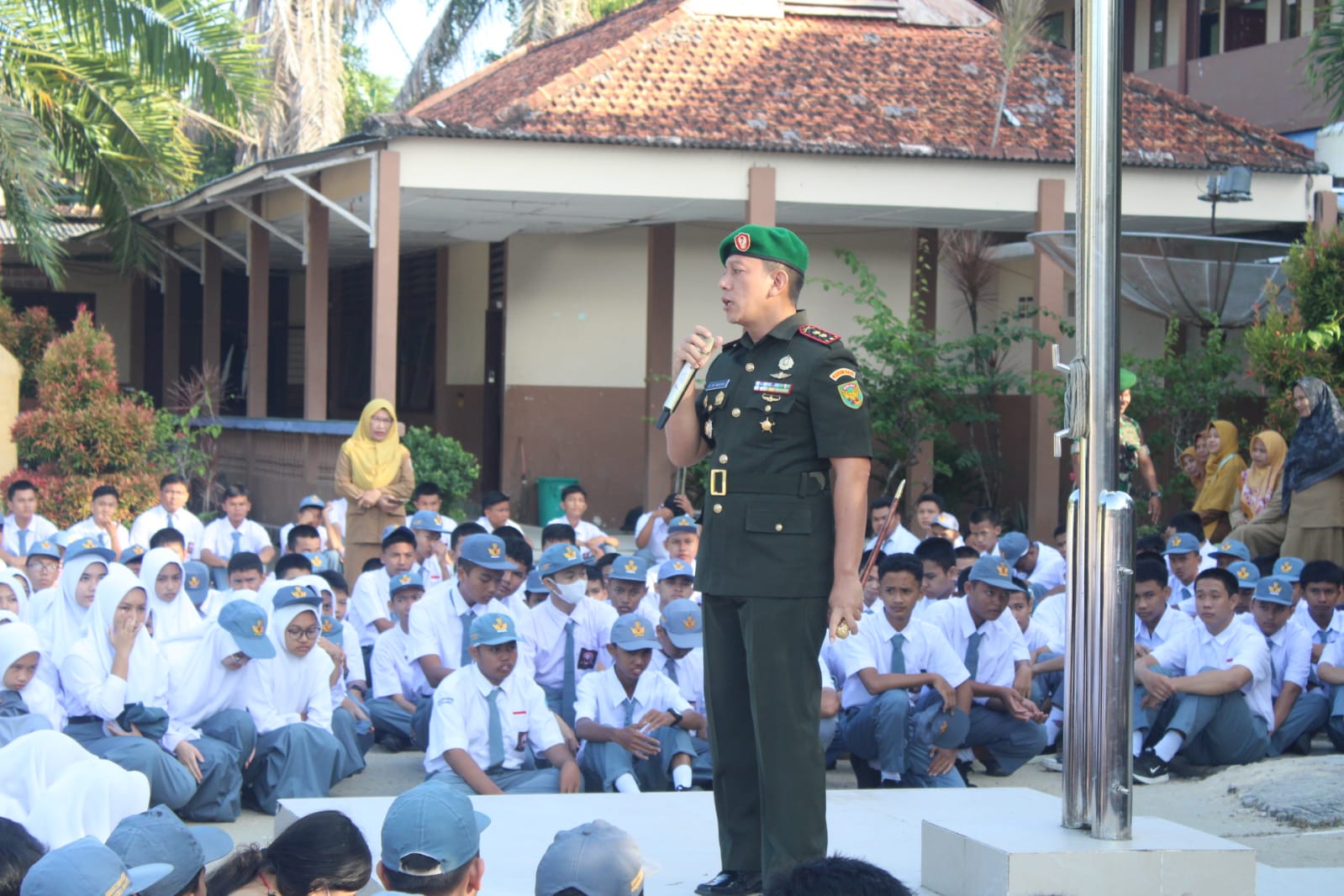 Dandim 0431/Babar Jadi Inspektur Upacara dan Berikan Materi Wawasan Kebangsaan di SMA N 1 Mentok