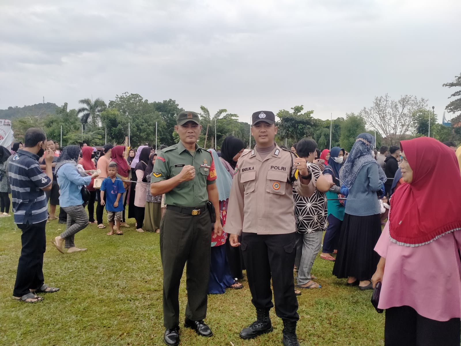 Monitoring Pasar Murah, Babinsa Sungailiat Bersama Bhabinkamtibnas Laksanakan Pengamanan