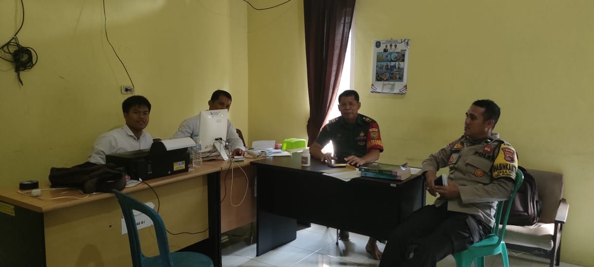 Guna Mendekatkan Diri dengan Warga Binaan, Babinsa Sambangi Kantor Desa Nibung