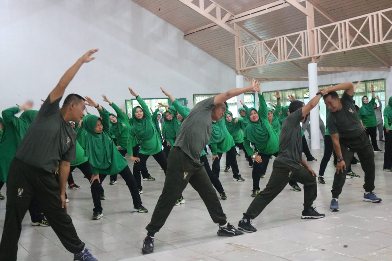 Dandim Dan Ibu Ketua Laksanakan Senam Bersama