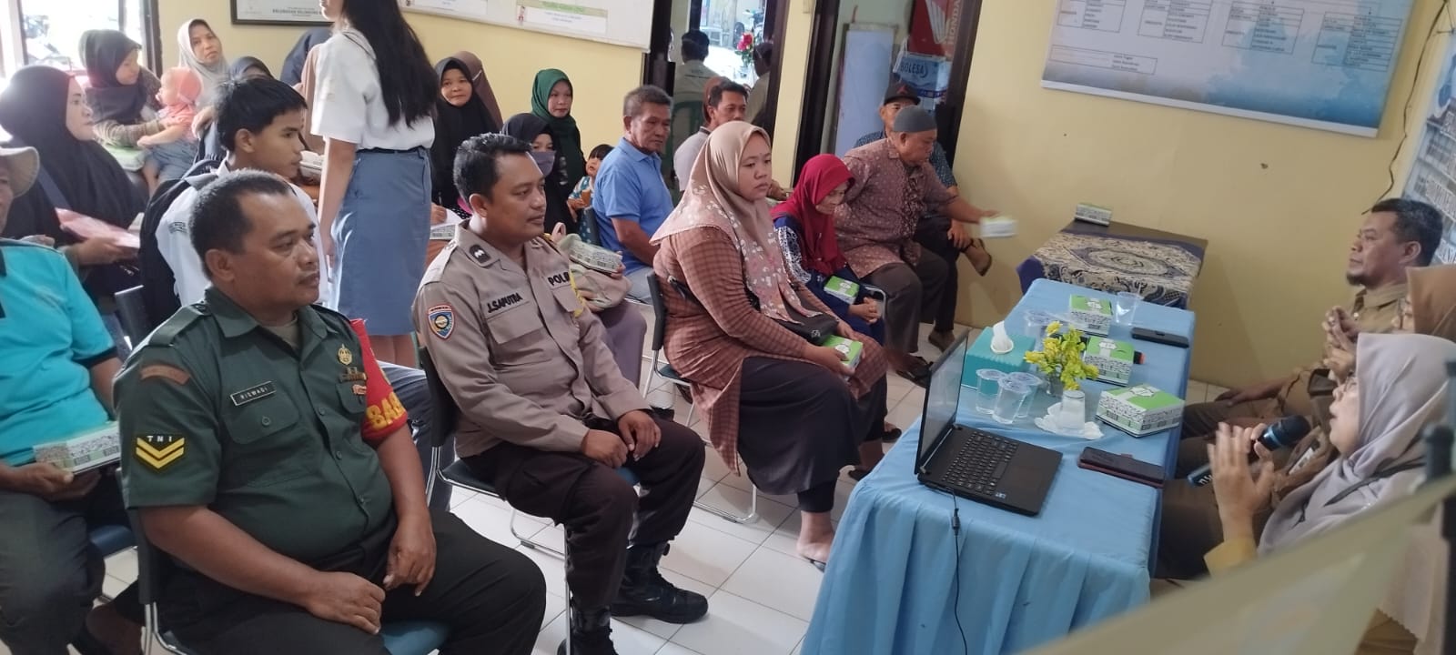 Tertib Administrasi, Babinsa Selindung Bersama Warga Hadiri Sosialisasi Pelaksanaan Pengelolahan Informasi Administrasi Kependudukan