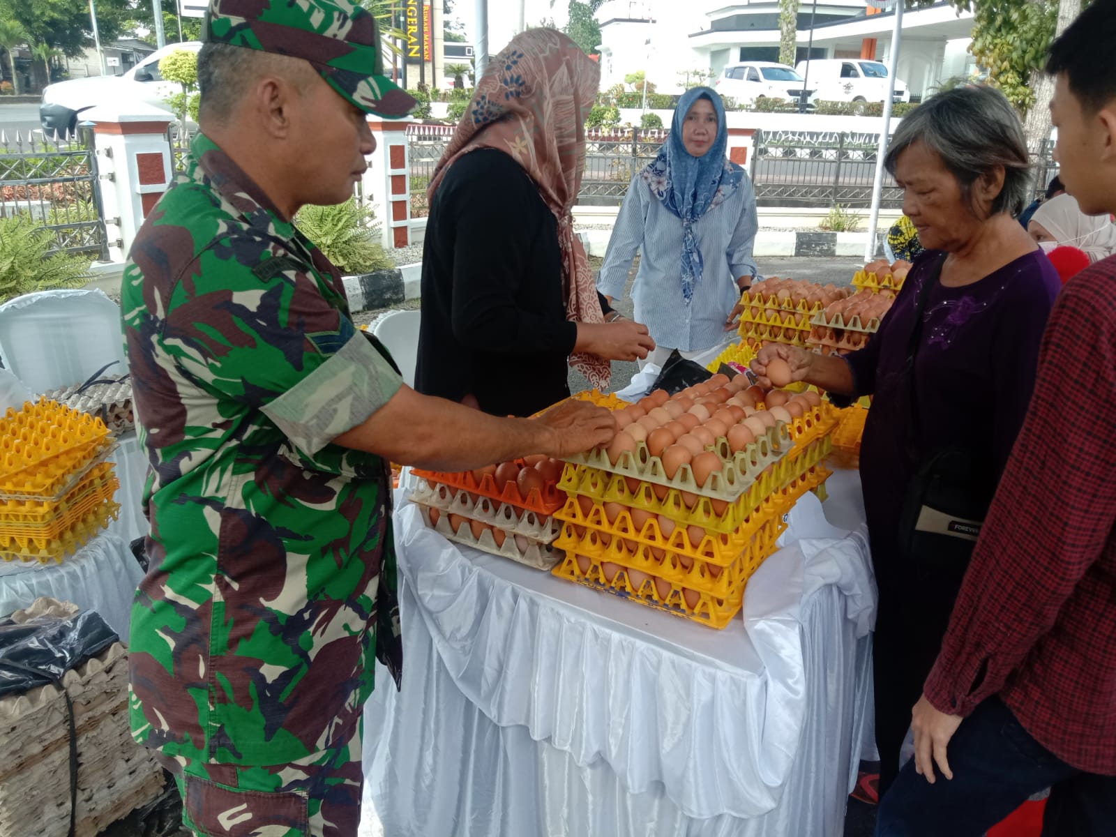 Pantau Kegiatan Pasar Murah, Babinsa Bersama Parid Padang Laksanakan Pengamanan