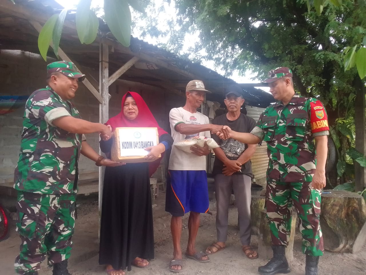 Koramil Mendo Barat Bagikan Paket Sembako Bagi Warga yang Kurang Mampu