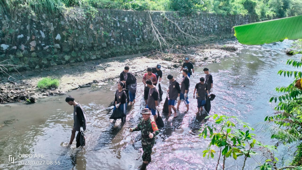 Sinergitas Antar Instansi Antisipasi Banjir Koramil 01/Sungailiat Susuri Sungai Laksanakan Pembersihan Alur Sungai