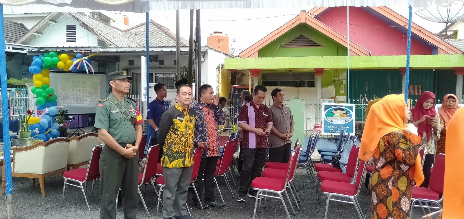 Babinsa Kelurahan Masjid jamik Dampingi Tim Penilai Lomba PHBS Tingkat Kota