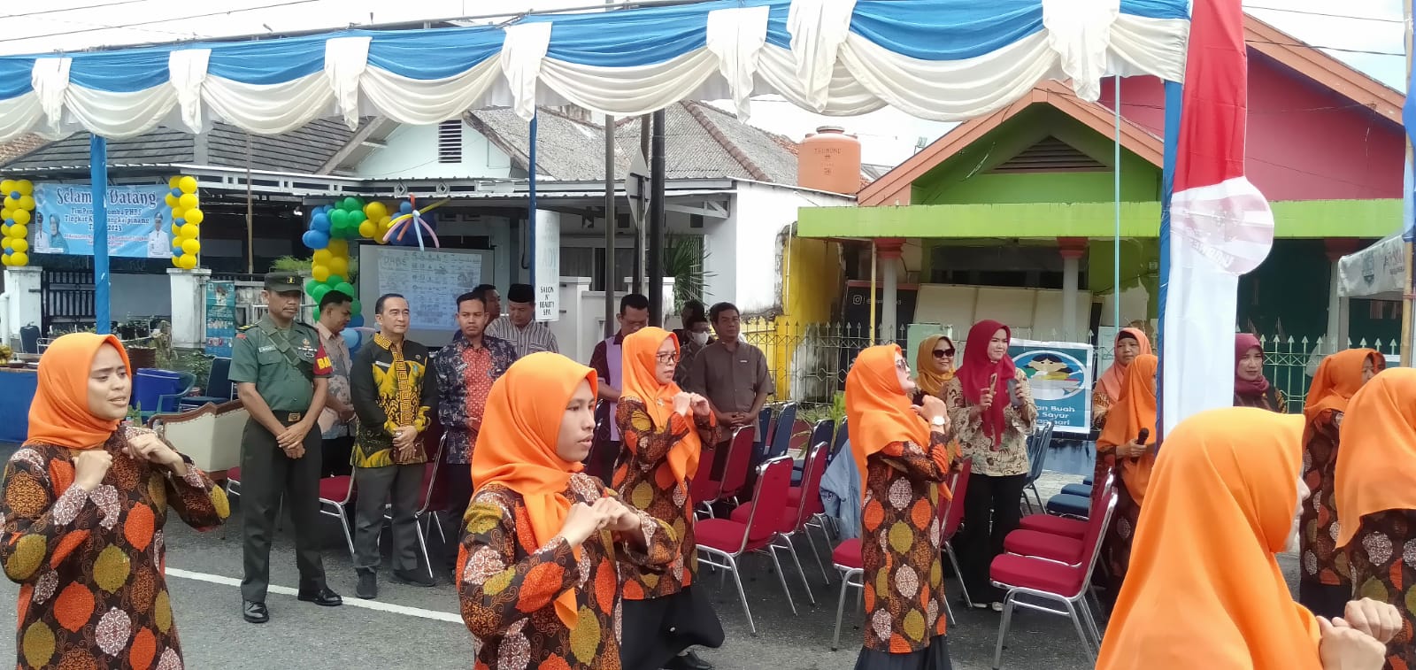 Babinsa Kelurahan Masjid jamik Dampingi Tim Penilai Lomba PHBS Tingkat Kota