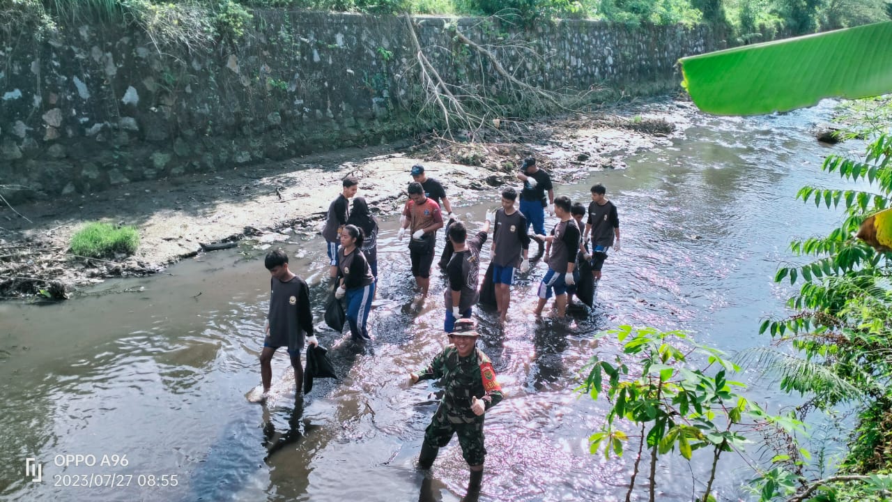 Sinergitas Antar Instansi Antisipasi Banjir Koramil 01/Sungailiat Susuri Sungai Laksanakan Pembersihan Alur Sungai