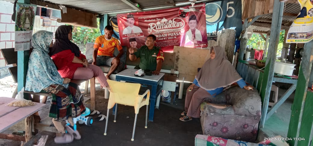 Anjangsana ke Rumah Warga Desa Binaan, Babinsa Bukit Layang Jalin Kebersamaan