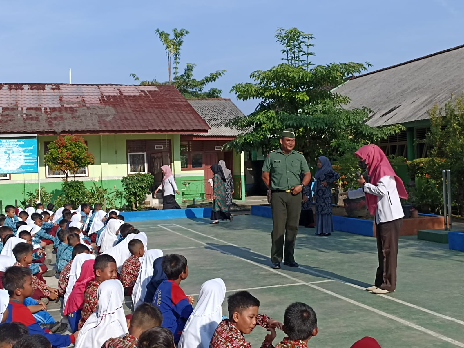 Tanamkan Rasa Cinta Tanah Air Sejak Dini Babinsa Baturusa Berikan Materi Wasbang Kepada Siswa SD