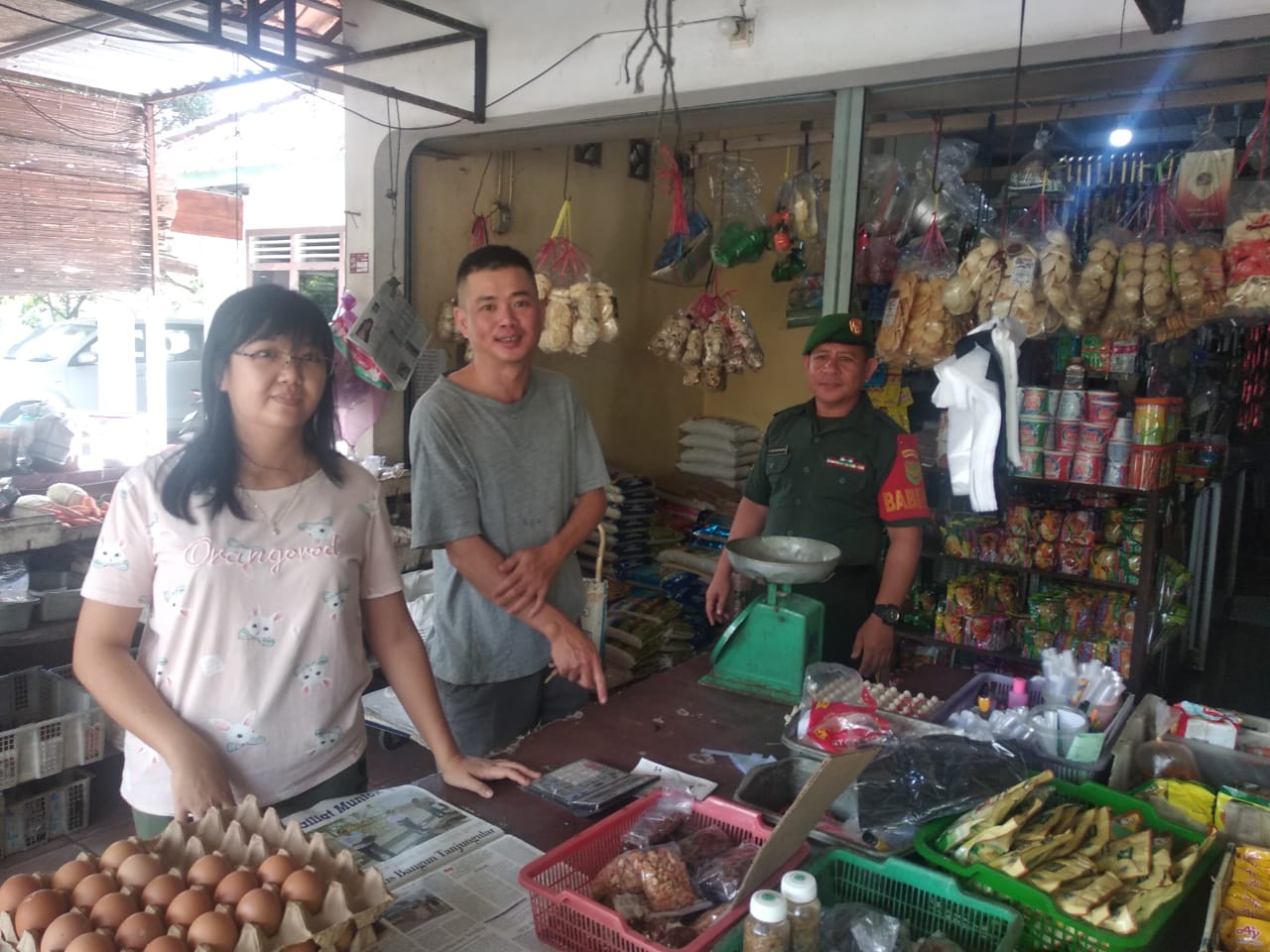 Paska Hari Raya Idul Adha, Babinsa Sinar Jaya Jelutung Memantau Harga Sembako