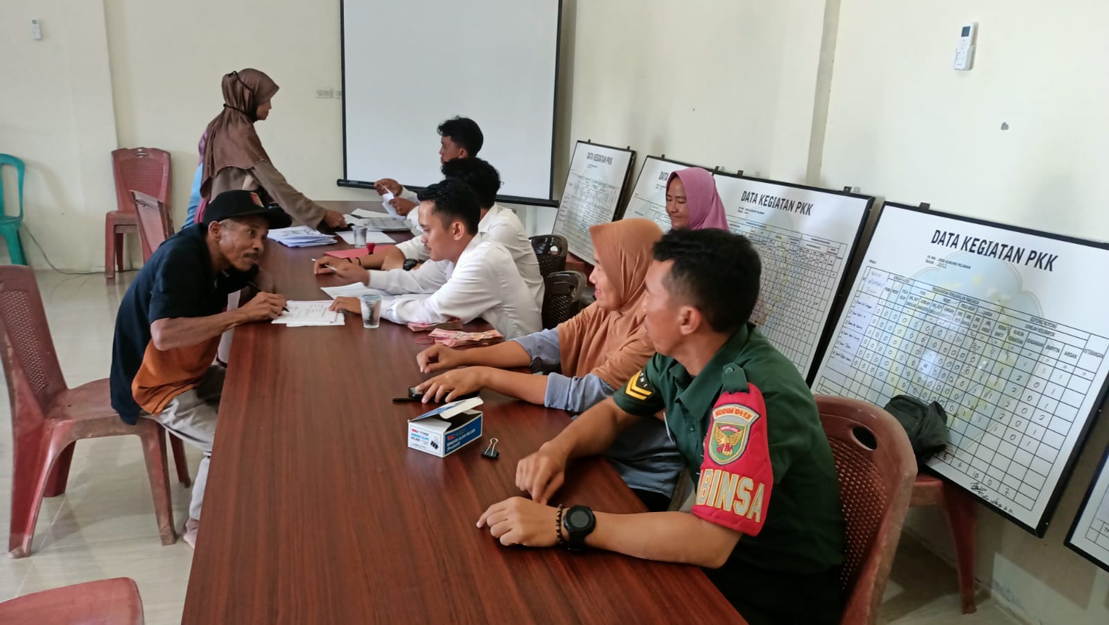 Desa Gunung Pelawan Bagikan Bantuan BLT DD Sebanyak 70 KK