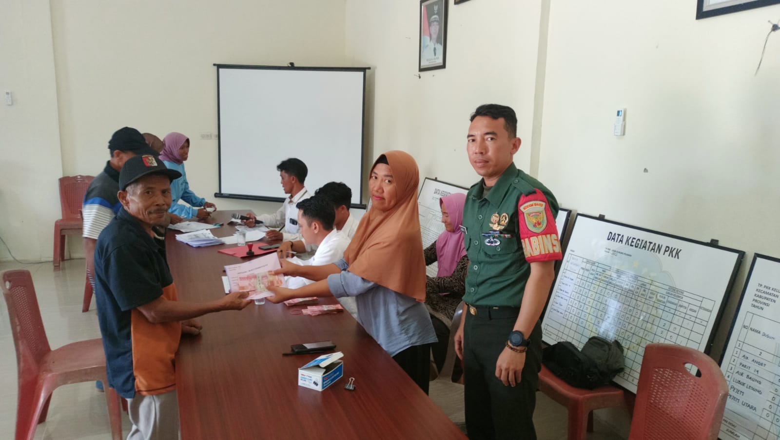 Desa Gunung Pelawan Bagikan Bantuan BLT DD Sebanyak 70 KK