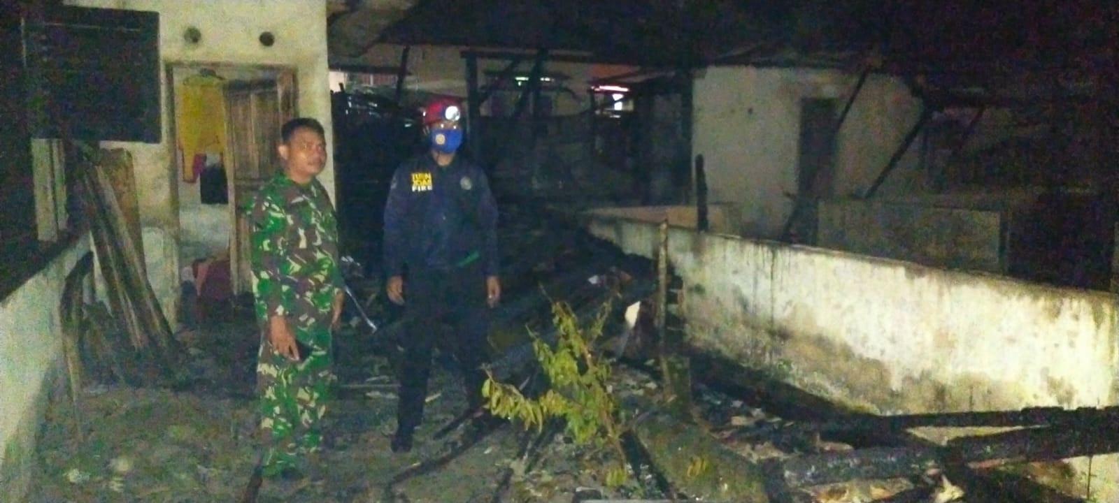 Perjuangan Seorang Babinsa Melawan Sijago Merah Yang Melahap Rumah Warga