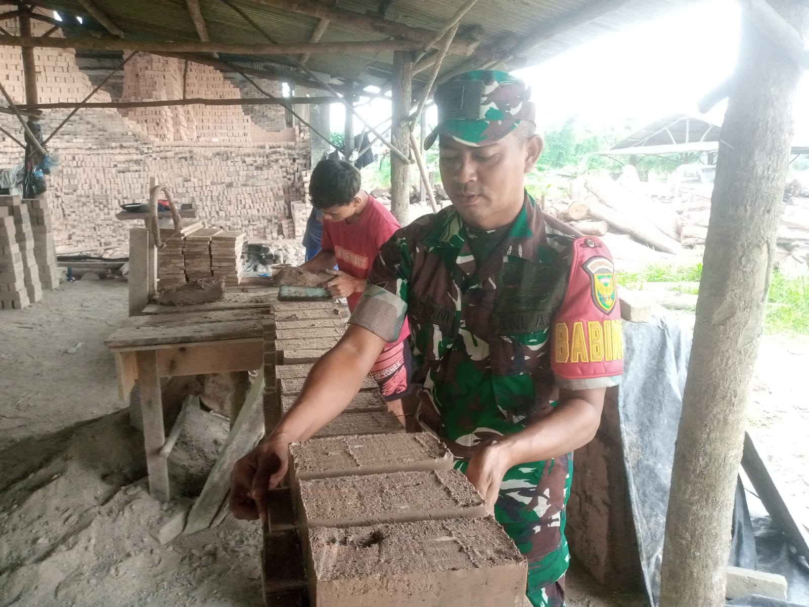 Dukung Usaha Kecil, Babinsa Pendindang Bantu Masyarakat Membuat Batu Bata Merah