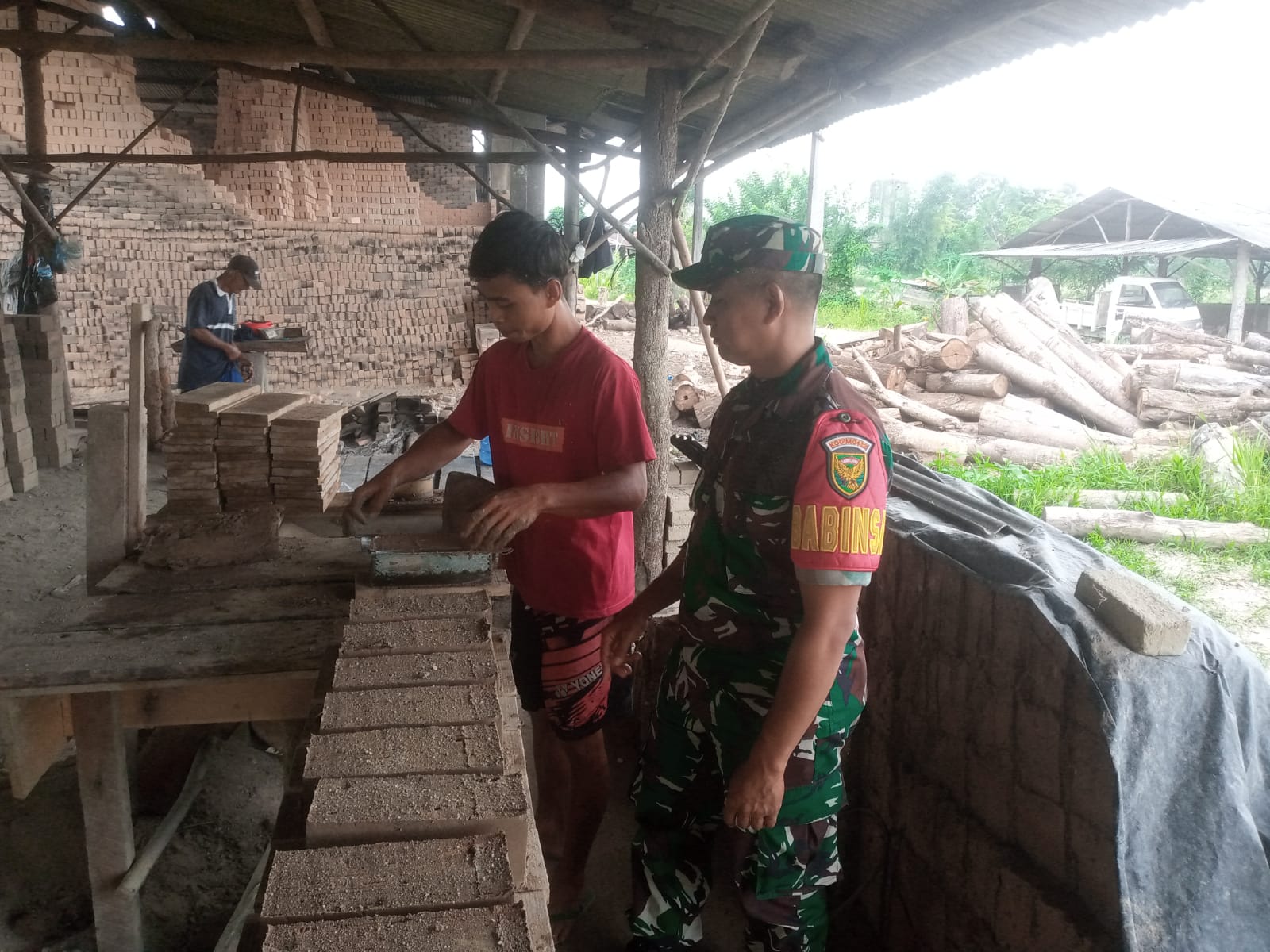 Dukung Usaha Kecil, Babinsa Pendindang Bantu Masyarakat Membuat Batu Bata Merah