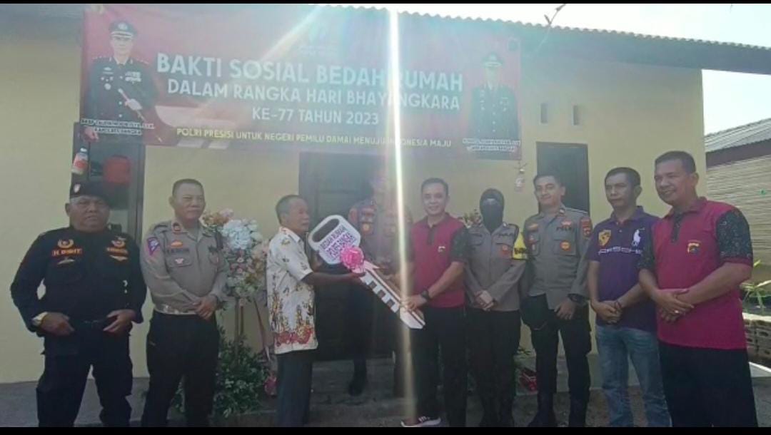 Kapolres Bangka Serahkan Kunci Bantuan Bedah Rumah Kepada Warga