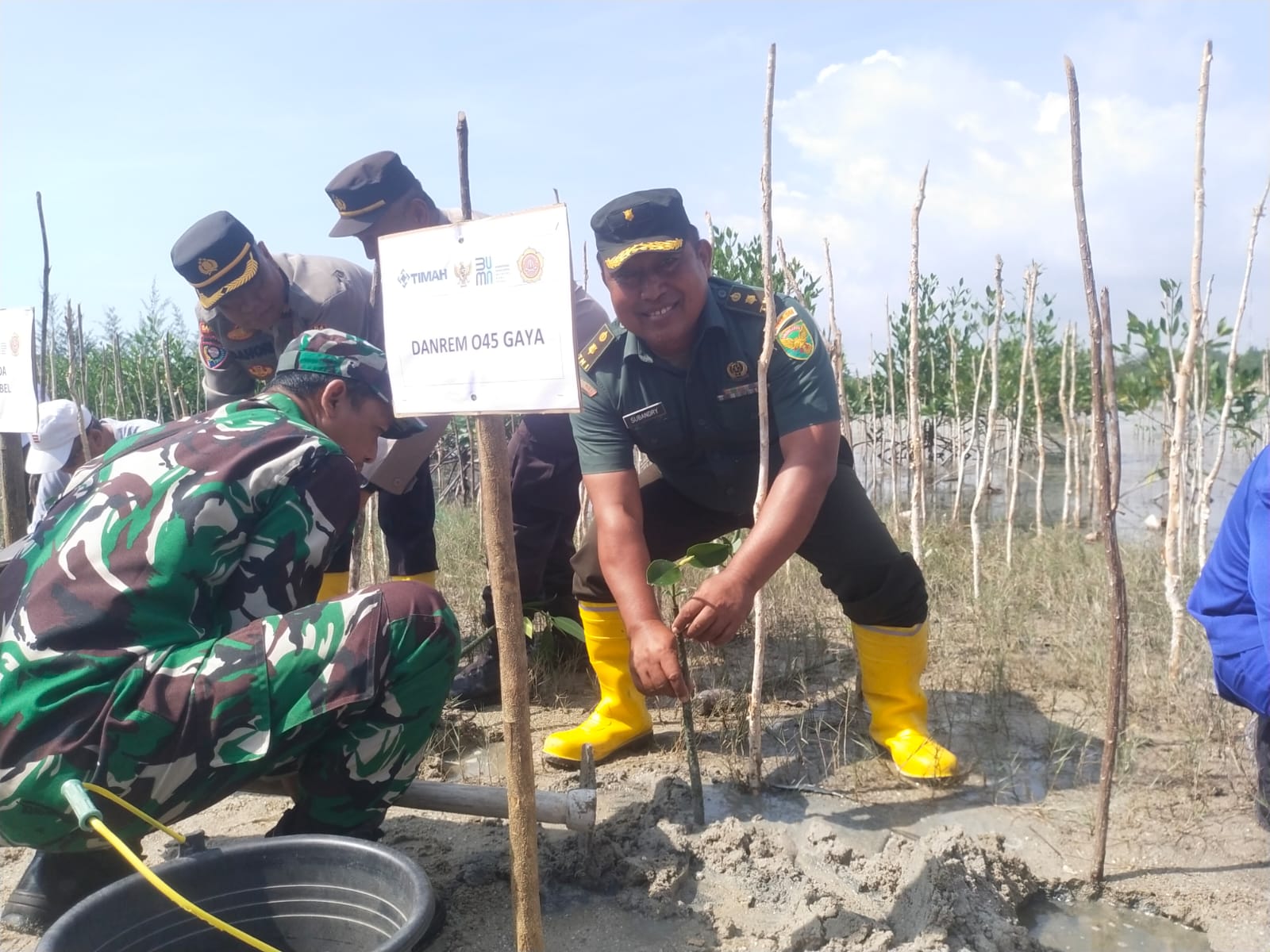 Pasi Bhakti Korem 045/Gaya Ikut Serta Tanam Mangrove Bersama Warga Desa Baskara Bakti