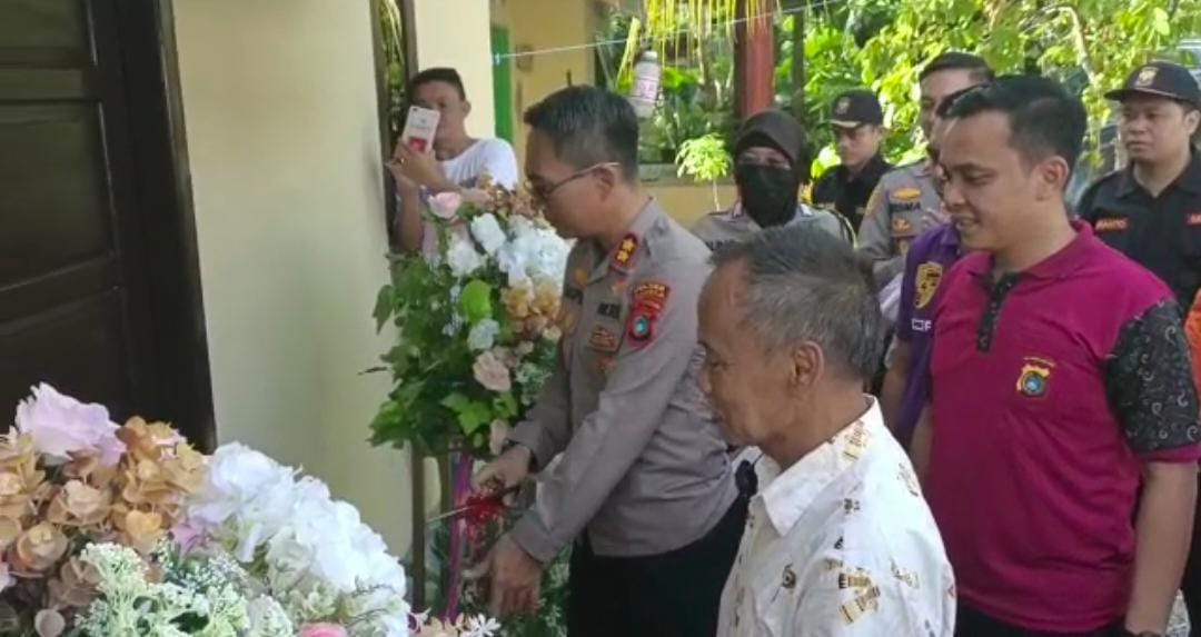 Kapolres Bangka Serahkan Kunci Bantuan Bedah Rumah Kepada Warga