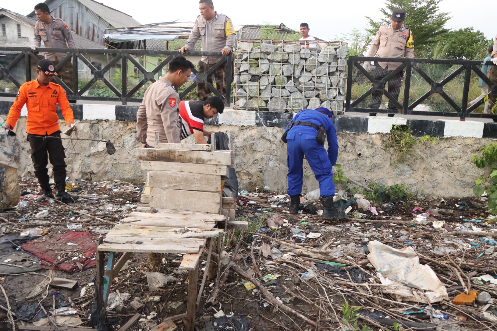 Luar Biasaa!! Kepolisian Resor Bangka Laksanakan Bersih-bersih Bersama Masyarakat