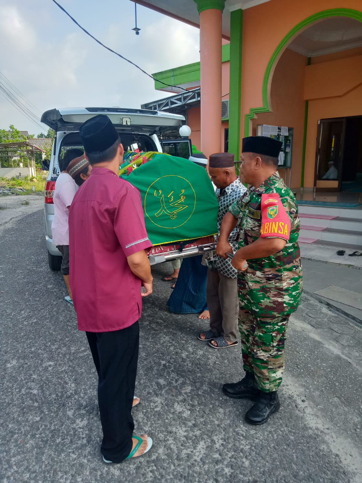 Belasungkawa Babinsa Karya Makmur Melayat Kerumah Duka Warga Meninggal Dunia