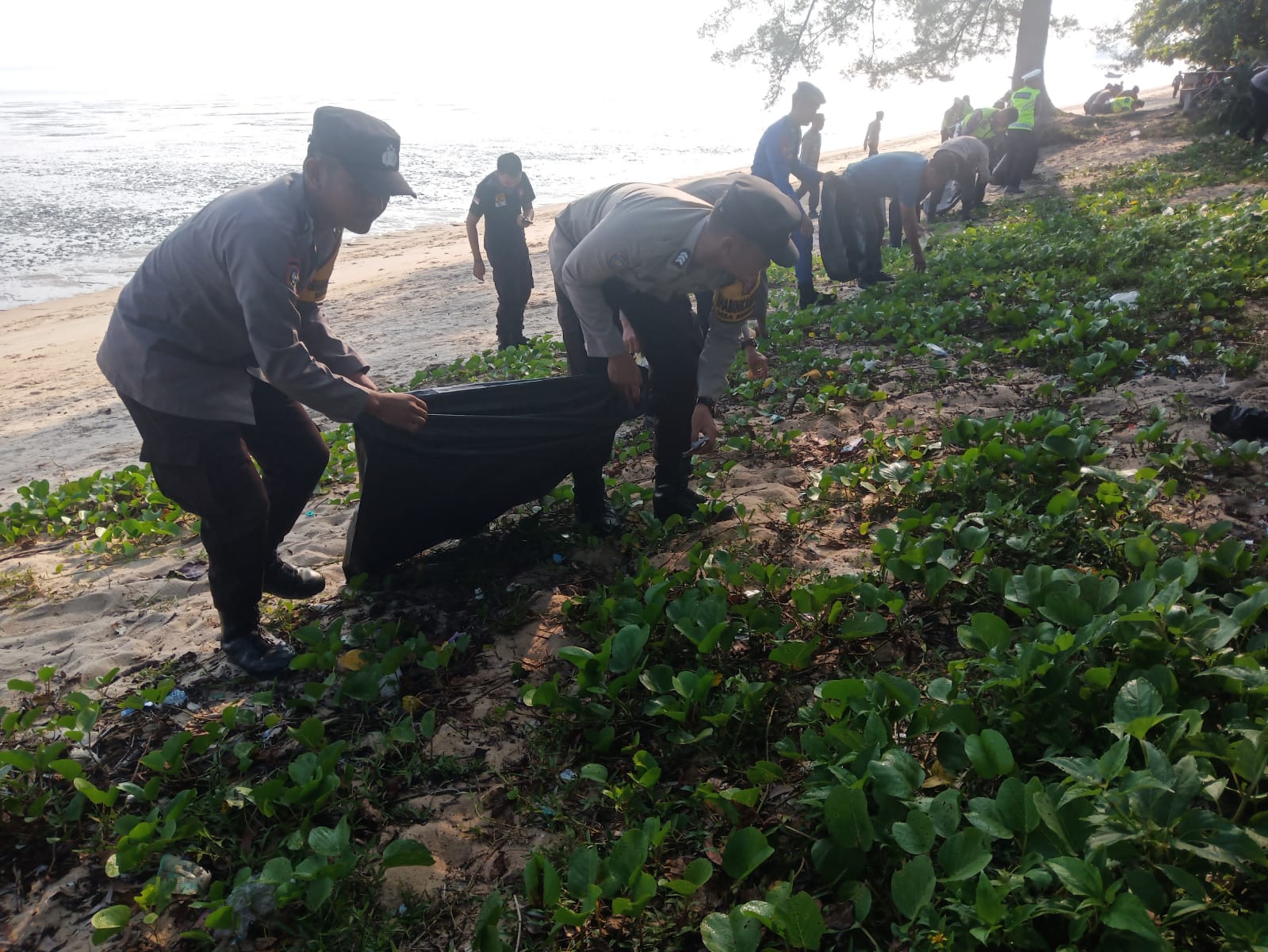 Polres Bangka Tengah Bersama Pokdarwis Bersihkan Sampah di Pantai Sumur Tujuh Koba