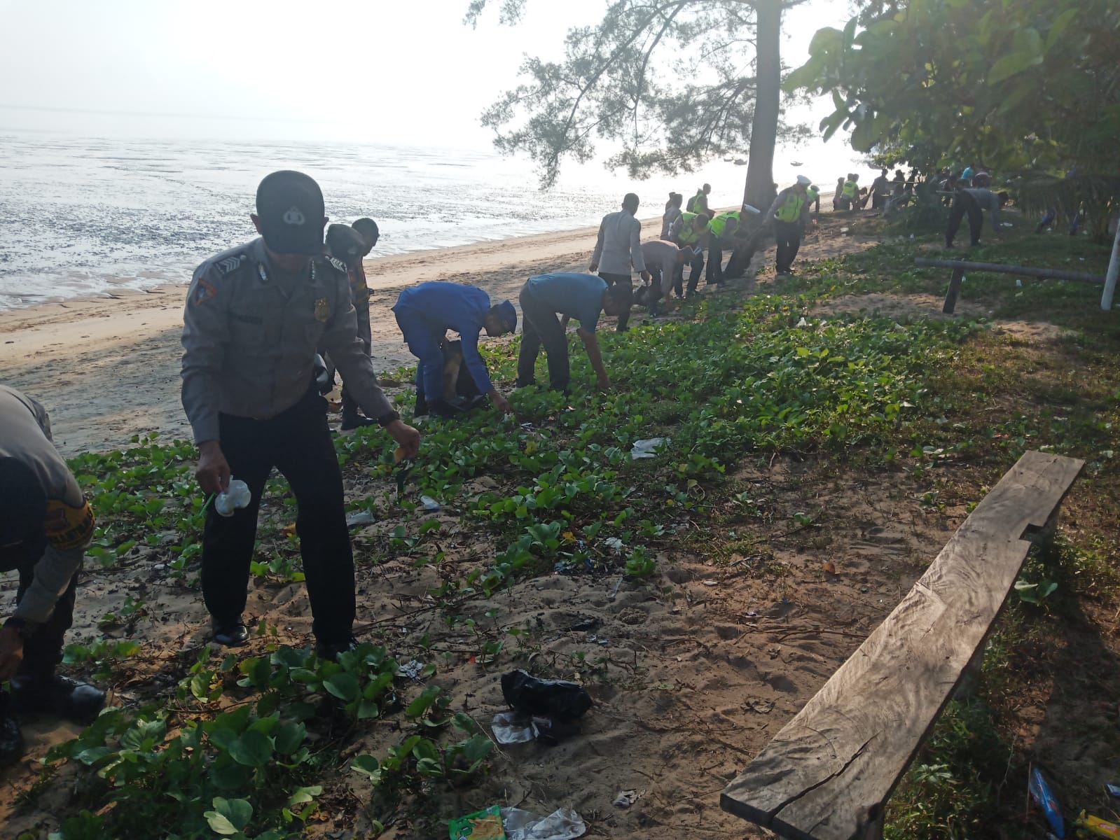 Polres Bangka Tengah Bersama Pokdarwis Bersihkan Sampah di Pantai Sumur Tujuh Koba