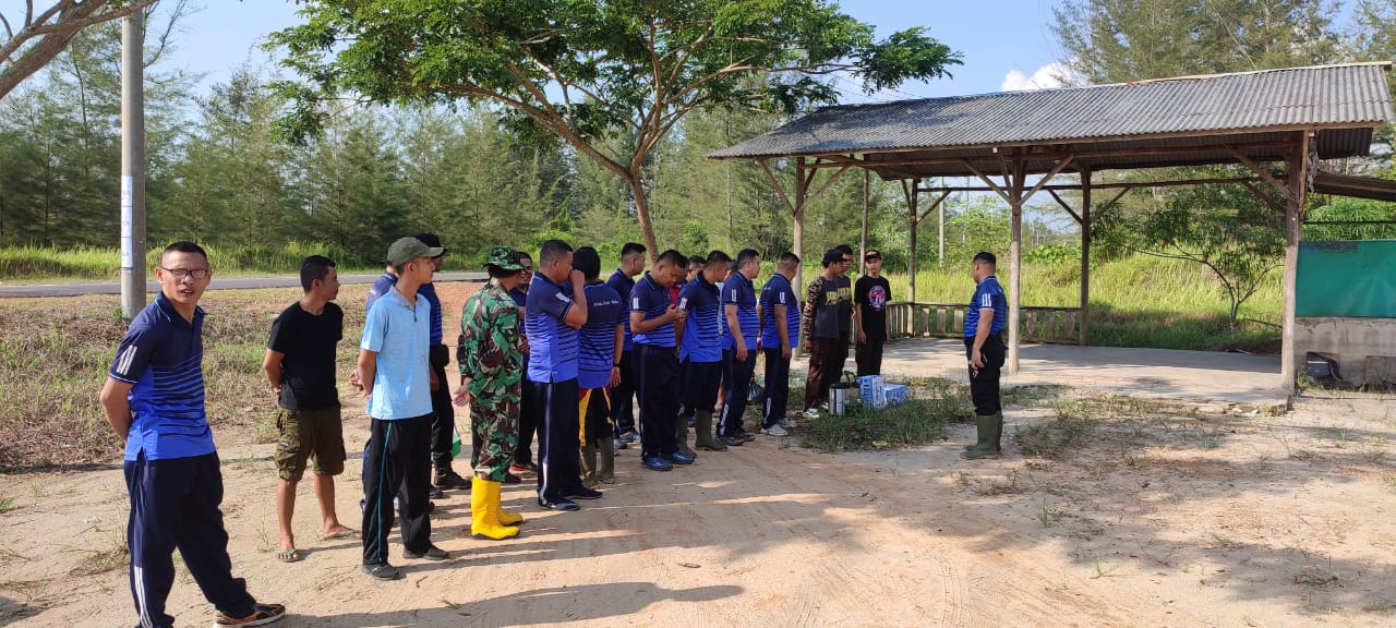 Koramil Merawang Bersama Polsek dan Masyarakat Lakukan Bersih-Bersih Pantai Dan Kawasan Mangrove di Pesisir Batu Ampar