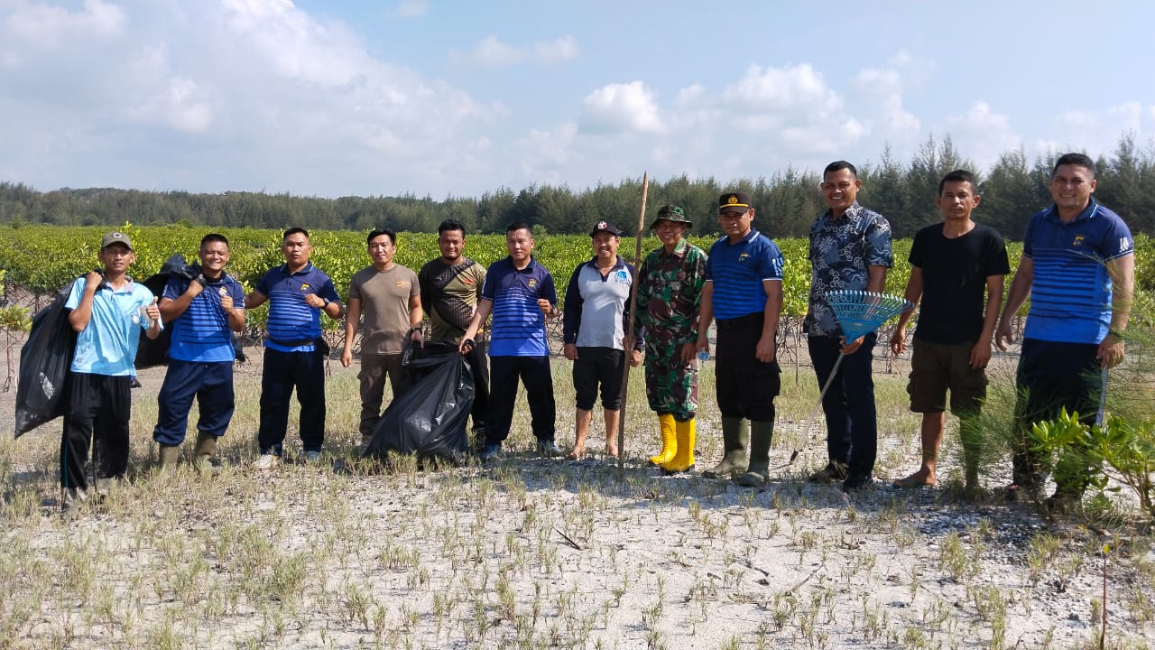 Koramil Merawang Bersama Polsek dan Masyarakat Lakukan Bersih-Bersih Pantai Dan Kawasan Mangrove di Pesisir Batu Ampar