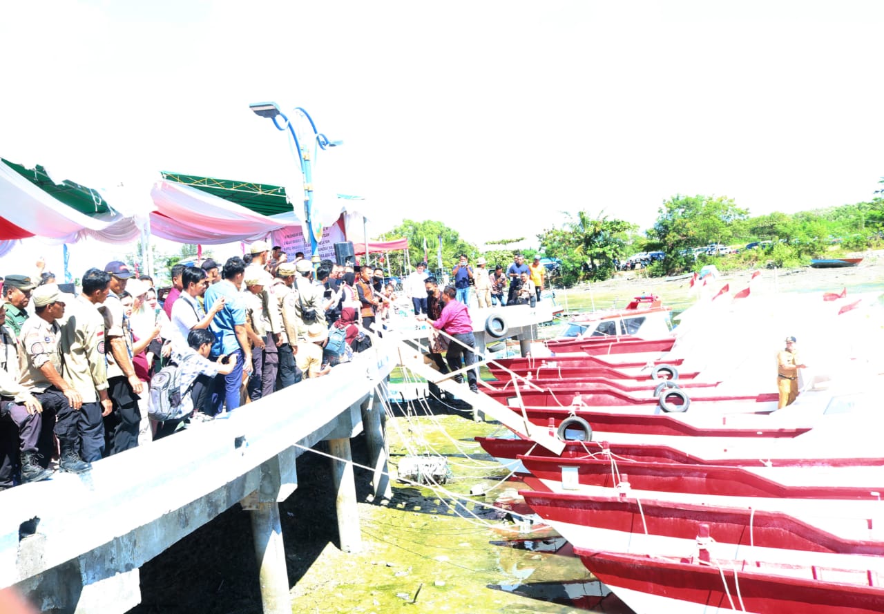 Kasrem 045/Gaya Hadir Dalam Penyerahan Bantuan Kapal Penangkap Ikan Nelayan Bangka