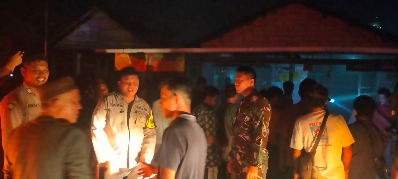 Perjuangan Seorang Babinsa Melawan Sijago Merah Yang Melahap Rumah Warga