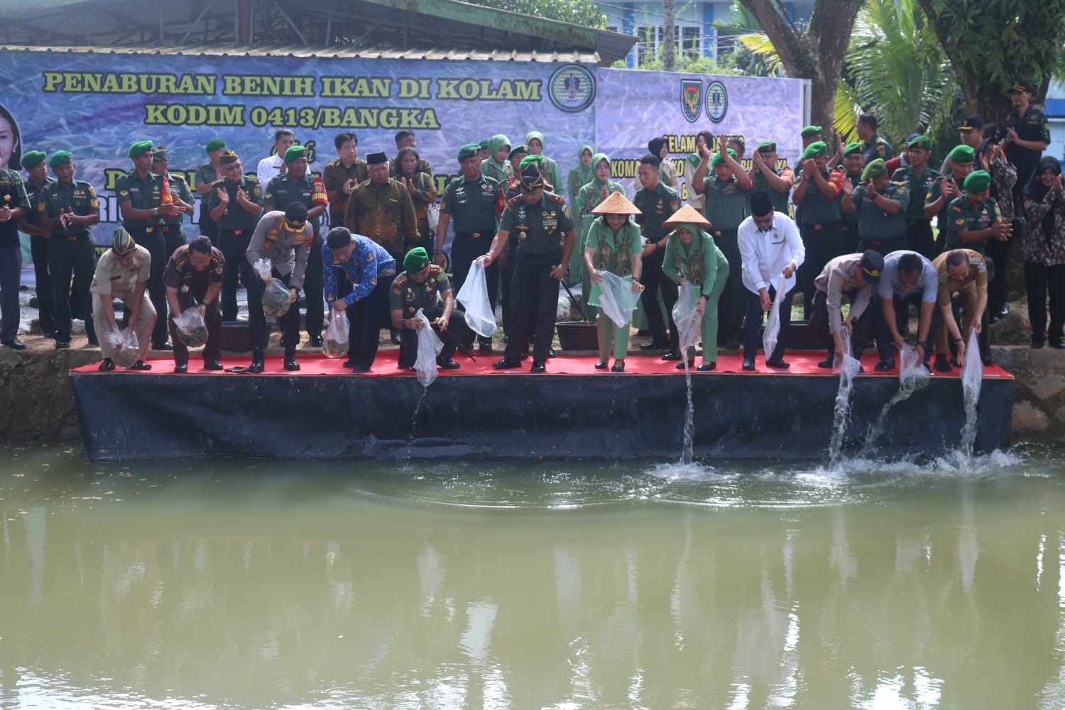 Danrem 045/Gaya Tabur Benih Ikan dan Panen Sayur di Makodim 0413/Bangka