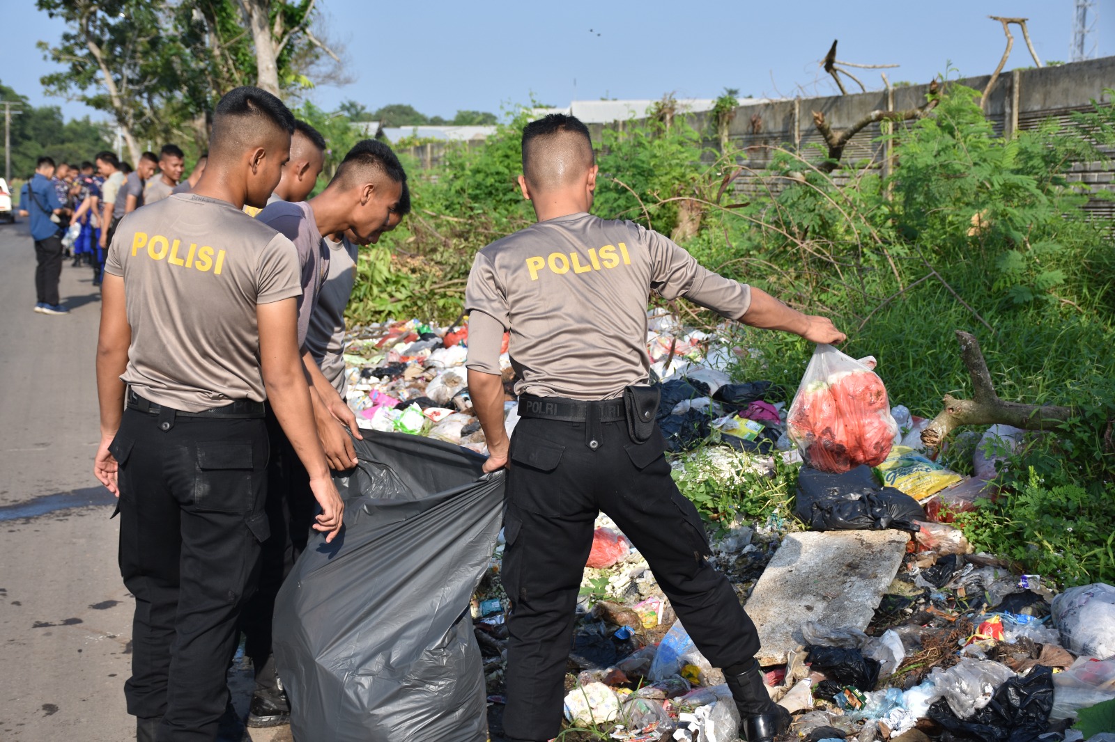 Wujud Peduli Lingkungan, Puluhan Personel Polda Babel Lakukan Aksi Bersih Sampah