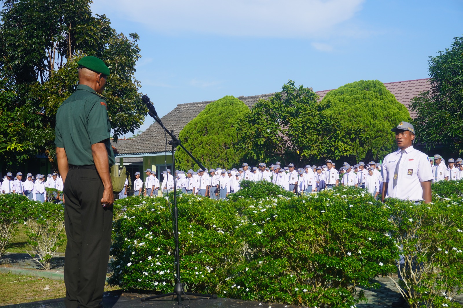 Tanamkan Cinta Tanah Air Sejak Dini, Babinsa Padang Mulya Menjadi Pembina Upacara Bendera SMANSA Koba