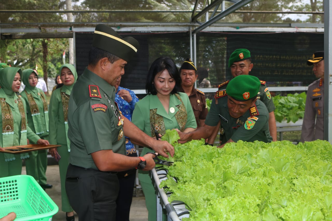 Danrem 045/Gaya Tabur Benih Ikan dan Panen Sayur di Makodim 0413/Bangka