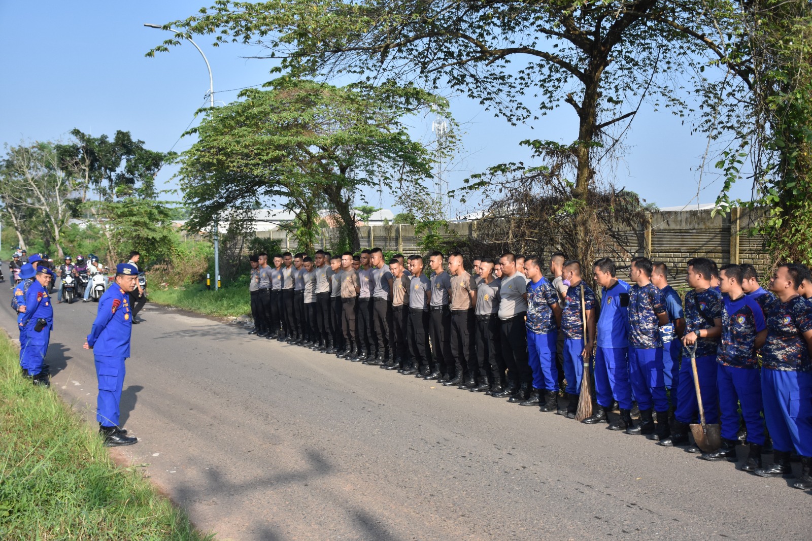 Wujud Peduli Lingkungan, Puluhan Personel Polda Babel Lakukan Aksi Bersih Sampah