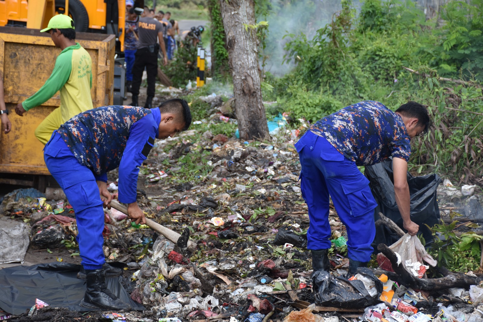 Wujud Peduli Lingkungan, Puluhan Personel Polda Babel Lakukan Aksi Bersih Sampah