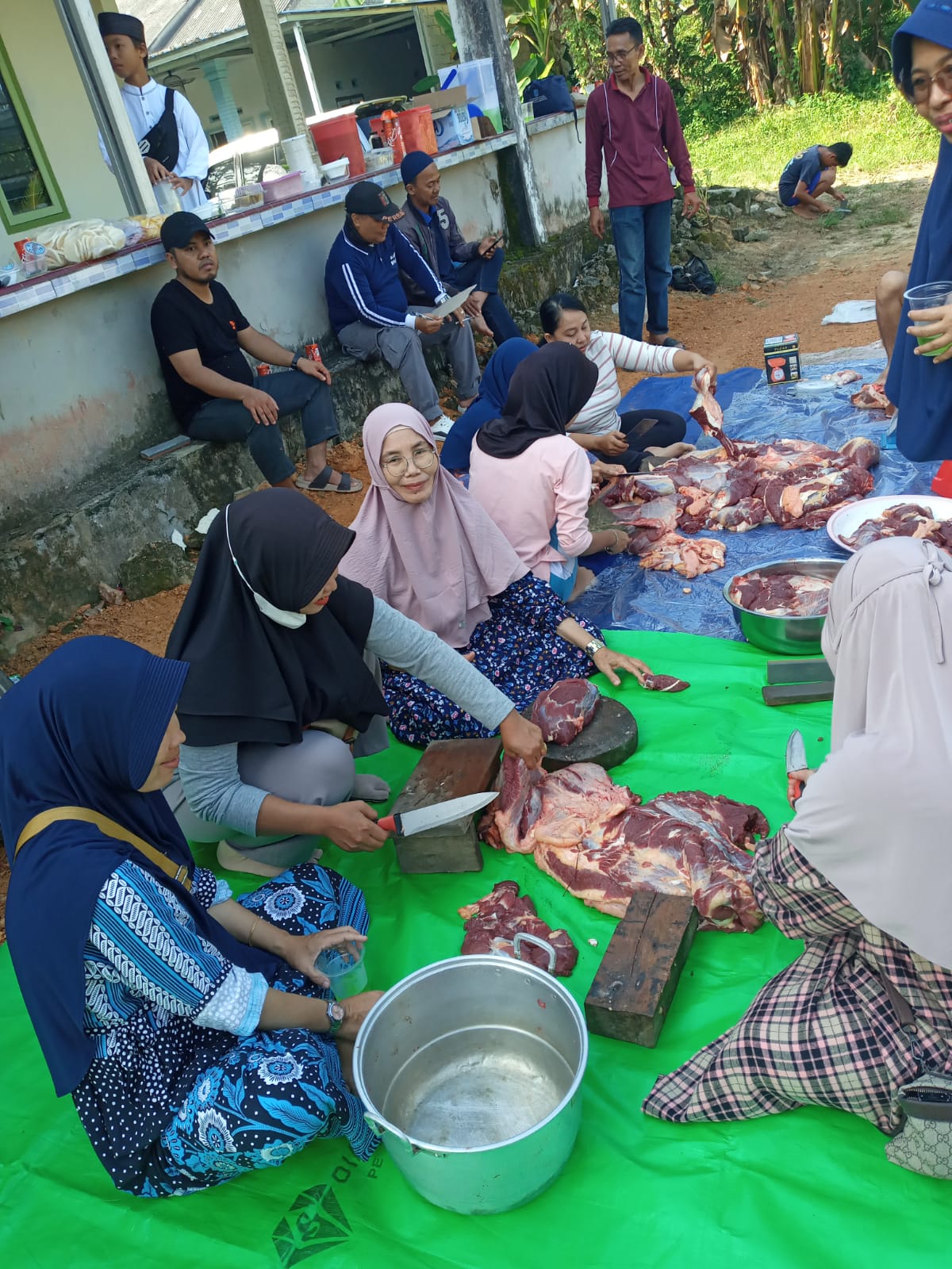 SMPN 5 Pangkalpinang Menyembelih Sapi Disini!