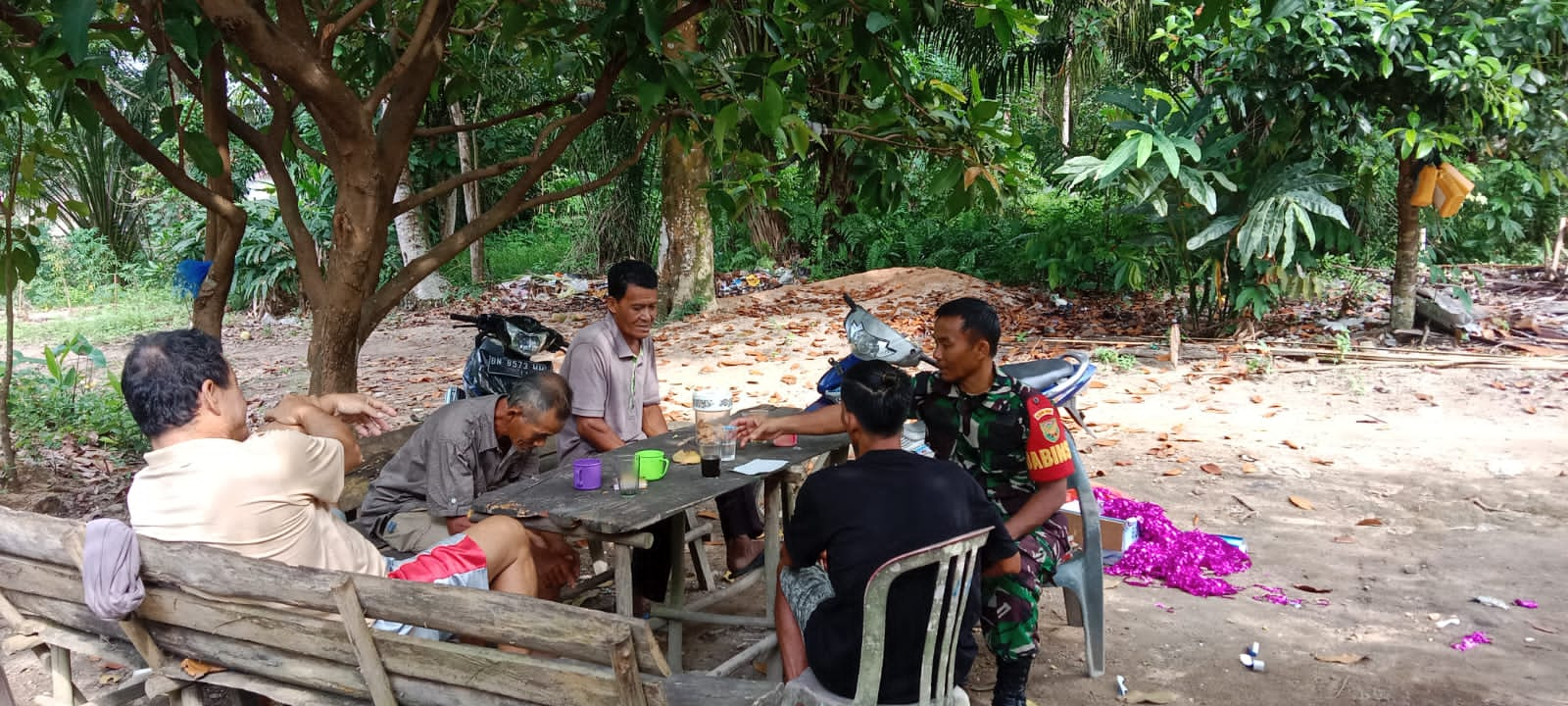 Kembali Babinsa Koramil 431-02/Muntok Melaksanakan Komsos di Desa Binaan