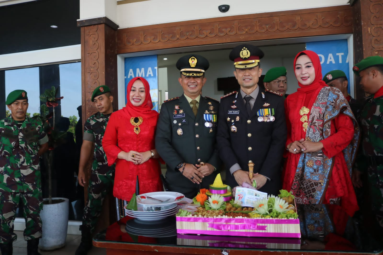 Dandim 0413/Bangka Suapin Kapolresta Pangkalpinang Nasi Tumpeng di Puncak HUT Bhayangkara ke - 77