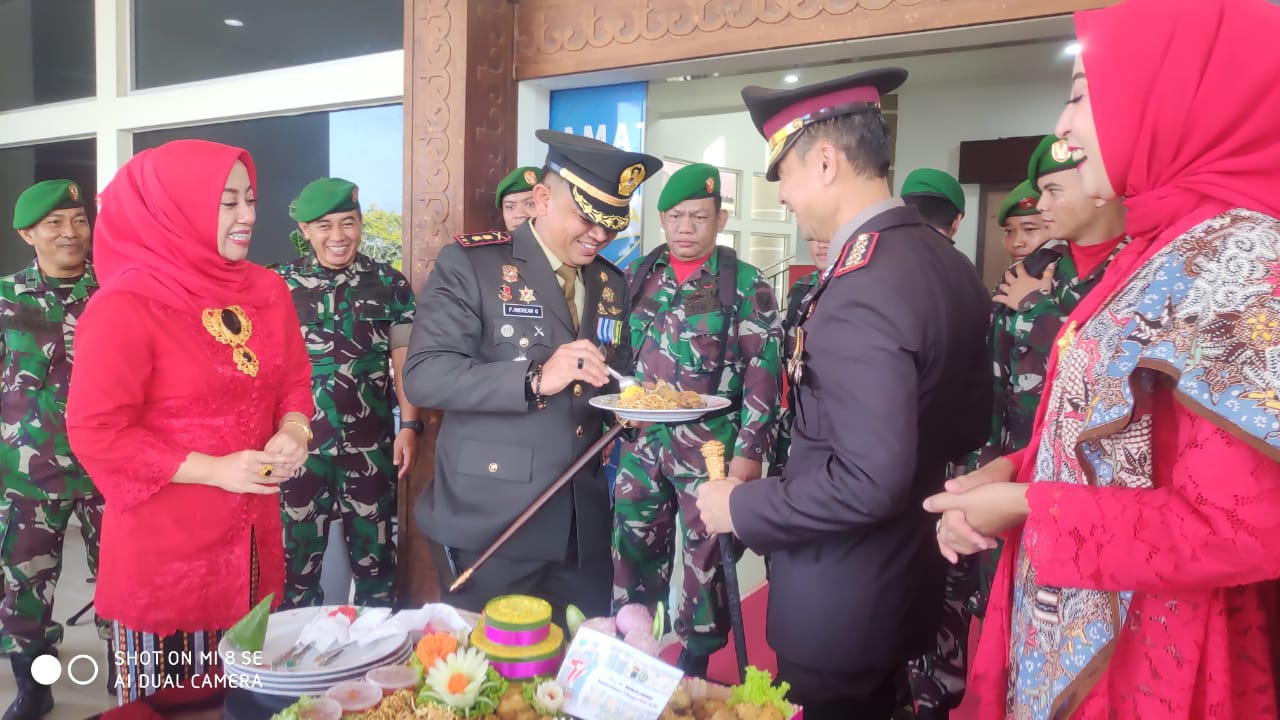 Dandim 0413/Bangka Suapin Kapolresta Pangkalpinang Nasi Tumpeng di Puncak HUT Bhayangkara ke - 77